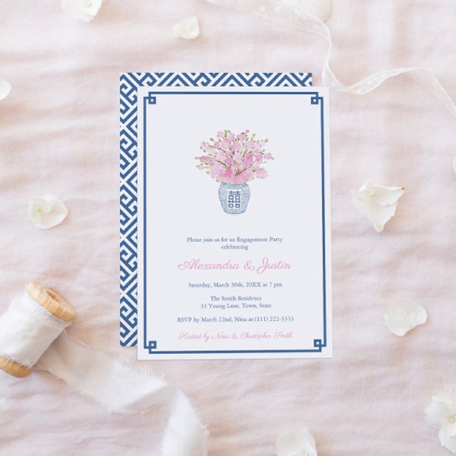 Invitación Partido de compromiso de Jar de jengibre azul y ro (Chinoiserie Chic Navy Blue And Pink Greek Key Pink Flowers Engagement Party Invitation)