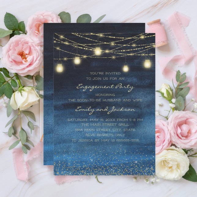 Invitación Partido de compromiso de luces de la cadena Navy B (Navy blue and gold string lights engagement party invitation)