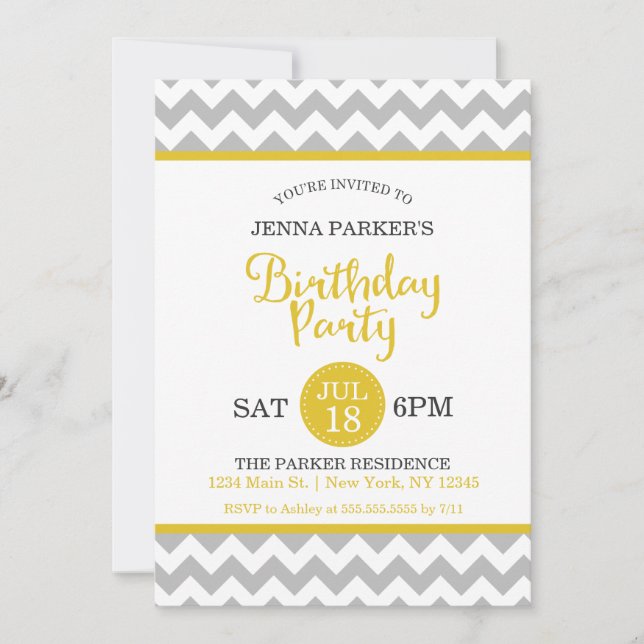 Invitación Partido de cumpleaños de Chevron Gris y Amarillo m (Anverso)