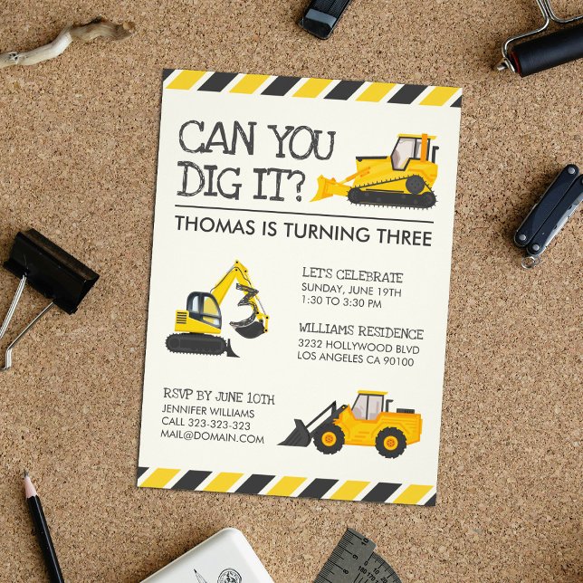 Invitación Partido de Cumpleaños de la Construcción (Kids Construction Birthday Party Invitation on Table)