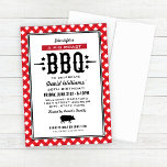 Invitación Partido de Cumpleaños Red Gingham Plaid Pig Roast<br><div class="desc">Casual BBQ / barbacoa invitación de cumpleaños con motivos de cerdo,  elegante personalizado de carbón negro en letras occidentales y modernas,  acentos estrella y un diseño de borde de manteles de gingham rojo.</div>