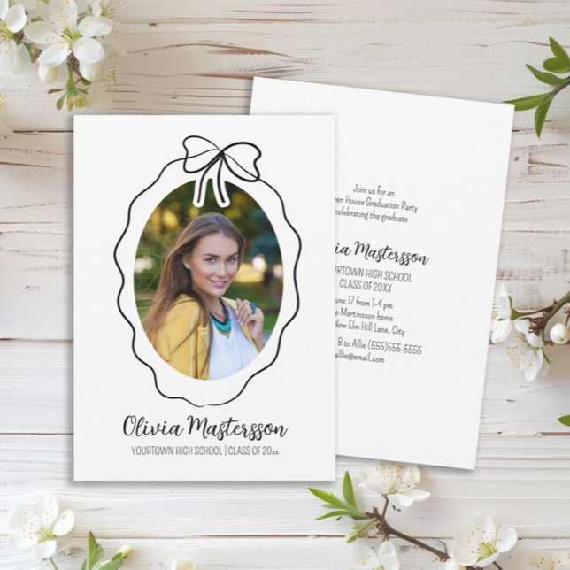 Invitación Partido de Graduación de Casa Abierta de Squiggle  (Cute line-art bow and frame graduation party photo invitation)