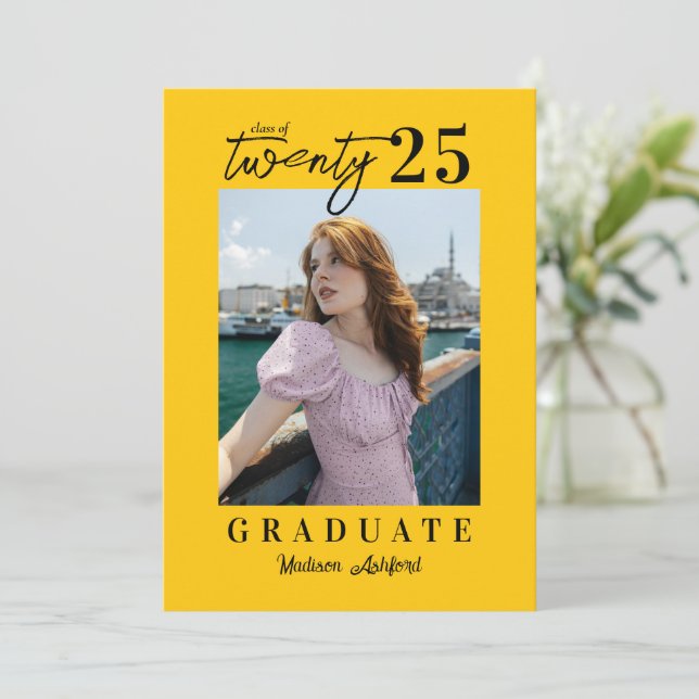 Invitación Partido de Graduación de Foto Amarilla con Guión M (Anverso de pie)