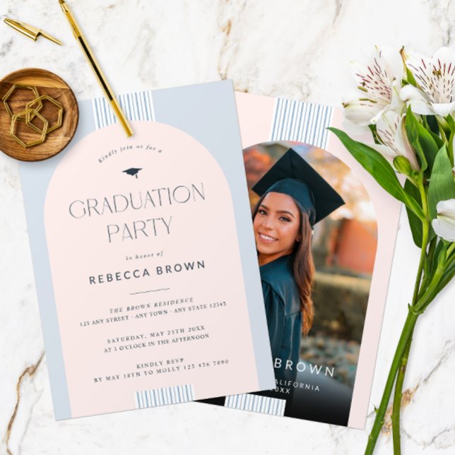 Invitación Partido de Graduación de Foto Arco Moderno (Front and Back of a modern arch photo graduation party invitation in pastel pink and blue. )