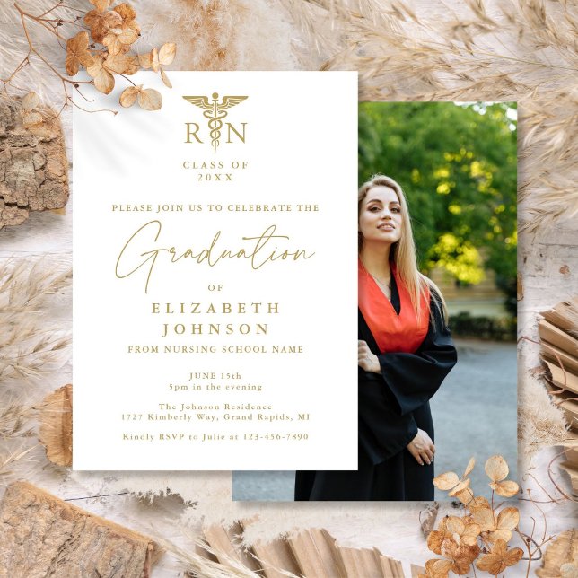 Invitación Partido de Graduación de Foto de Enfermería RN con (Gold Script RN Nursing Photo Graduation Party Invitation)