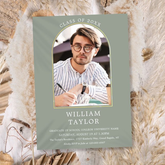 Invitación Partido de Graduación de Foto del Arco de Oro Verd (Sage Green Gold Arch Photo Graduation Party Invita Invitation)