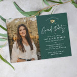 Invitación Partido de Graduación de Fotografía Verde con Guió<br><div class="desc">Simple invitación del Partido de Graduación de Fotografía Verde con elegante gorra de Relieve metalizado dorado y tipografía minimalista. Haga clic en el botón personalizar para personalizar de este diseño. Si desea realizar personalizares adicionales como cambiar el tamaño de las fuentes y los colores de fondo, haga clic en el...</div>