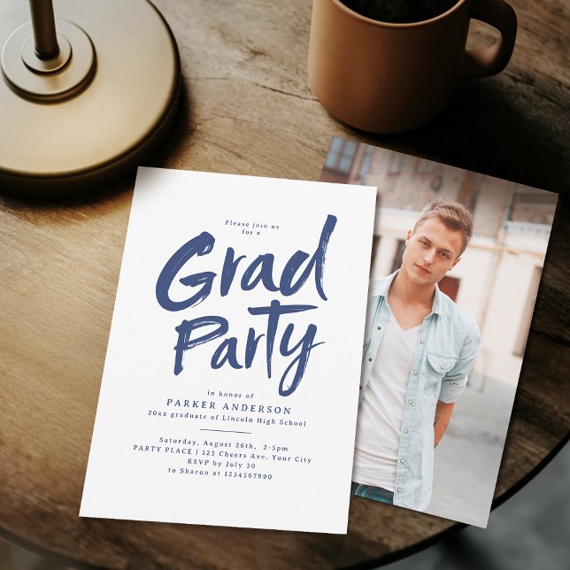 Invitación Partido de Graduación de Guión de Pincel Azul Simp (Blue Simple Modern Brush Script Graduation Party Invitation)