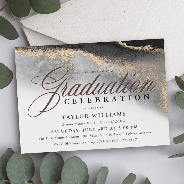 Invitación Partido de Graduación del Resumen Moderno del Negr (A modern sophisticated graduation party invitation with an abstract black and gold background.)
