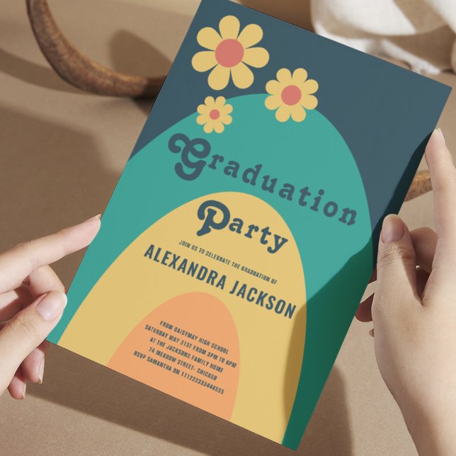 Invitación Partido de Graduación Groovy Retro (Retro simple floral graduation party invitation with daisy and 70s groovy typography )