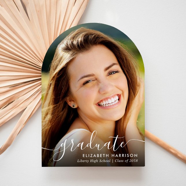 Invitación Partido de Graduación Moderno del Arco de Escritur (Share the pride and excitement of your graduate's achievement with friends and family near and far)