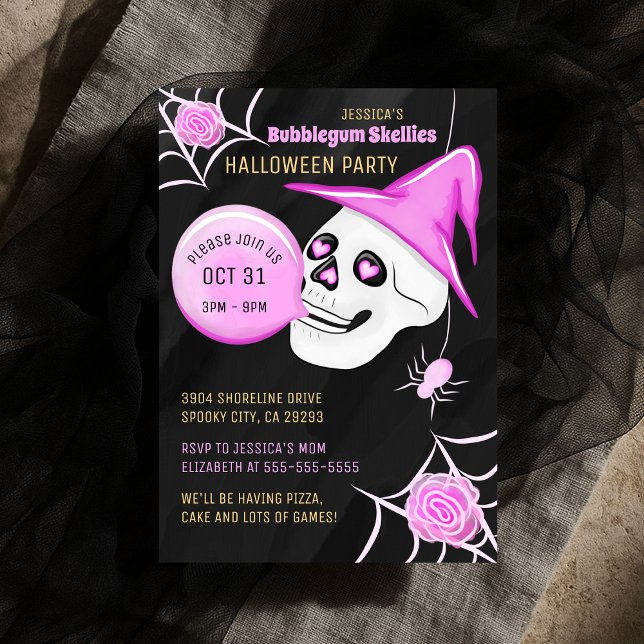 Invitación Partido Halloween de la Gorra Bruja Bubblegum Skel (PINK AND BLACK BUBBLEGUM SKELLIES HALLOWEEN PARTY INVITATION)