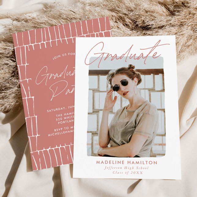 Invitación Partido moderno de graduación rosada Rosa de escri (Subido por el creador)