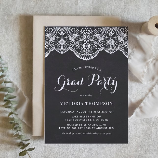 Invitación Partido Rústico de Graduación de Cara Brocade (Customizable rustic graduation invitation featuring white lace and faux chalkboard background.)