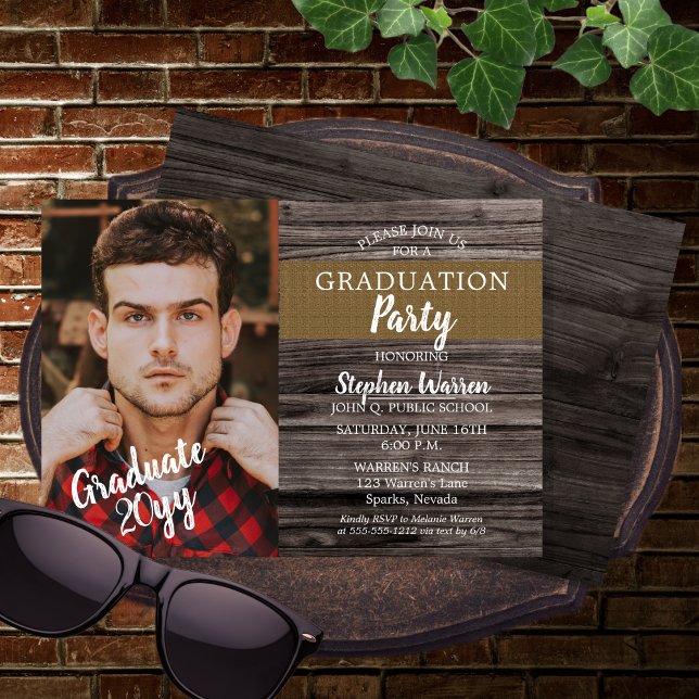 Invitación Partido Rústico de Graduación de Fotografías de Wo (Rustic Woodsy Wood Look Photo Graduation Party Invitation)