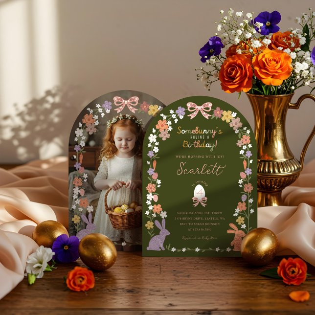 Invitación Pascua floral Somebunny toma foto de cumpleaños (Floral Easter Somebunny’s Having a Birthday Photo Invitation)