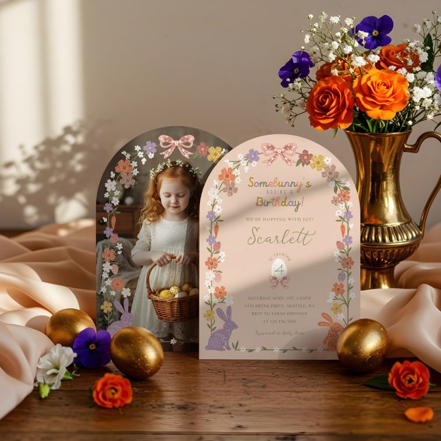Invitación Pascua floral Somebunny toma foto de cumpleaños (Floral Easter Somebunny’s Having a Birthday Photo Invitation)