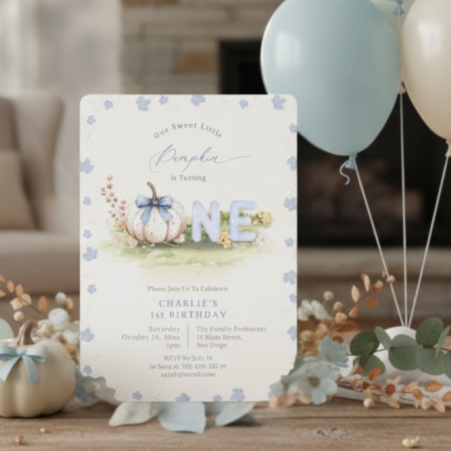 Invitación Pastel Blue Coquette Pequeña Calabaza Primer Cumpl (Pastel Blue Coquette Little Pumpkin 1st Birthday Invitation)