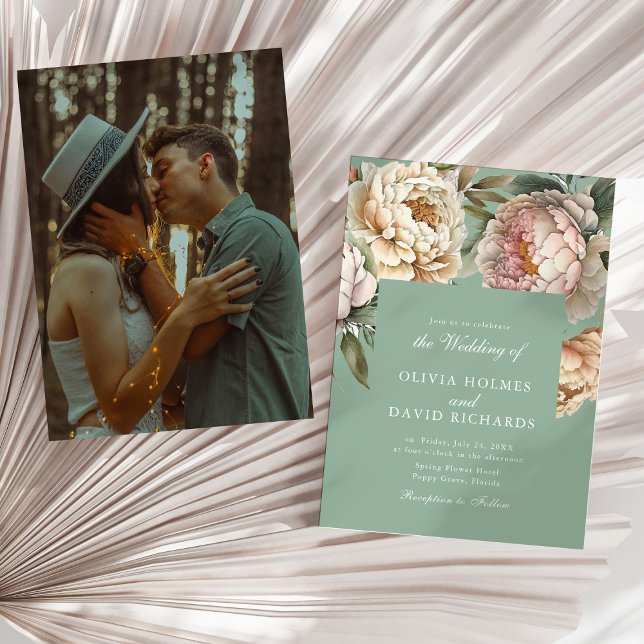 Invitación Pastel Sage y Rubor Peony Couple Photo Boda (Pastel Sage & Blush Peony Couple Photo Wedding Invitationon a sunny neutral dry palm leaf.)