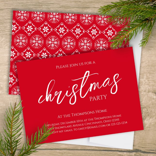 Invitación Patrón de copo de nieve rojo con guión de caligraf (Christmas holiday party red and white snowflake pattern and stylish calligraphy invitation. )
