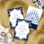 Invitación Patrón elegante de Hanukkah Fiesta Menorah<br><div class="desc">Este diseño se inspira en el contraste entre el día y la noche,  con tonos azules que recuerdan a la luna y blancos como el día.</div>