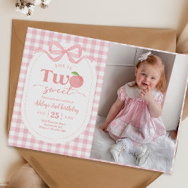 Invitación Peach Sweet Peach de Gingham Rosada Foto de cumple