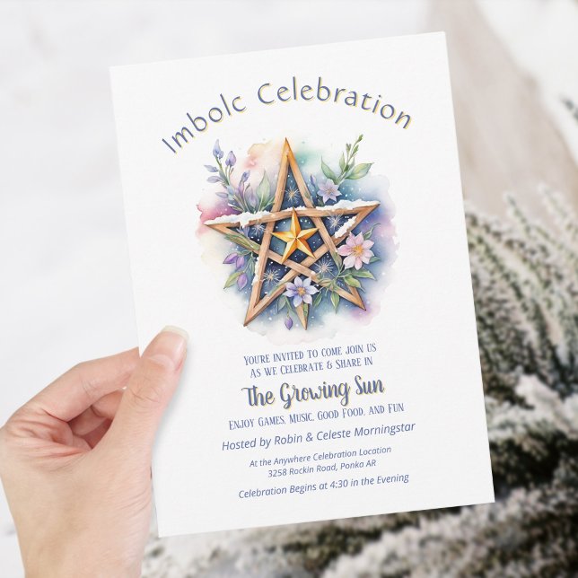 Invitación Pentáculo de nieve floral de Imbolc Morado en Wicc (Imbolc Floral Snowy Pentacle Purple Wiccan Holiday Invitation)