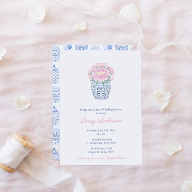 Invitación Peonies rosados Preppy Blue Vase Brillante Shower (Bridal Shower Invitation With Pink Peonies In A Ginger Jar Vase And Co-ordinating Ginger Jar Backer)