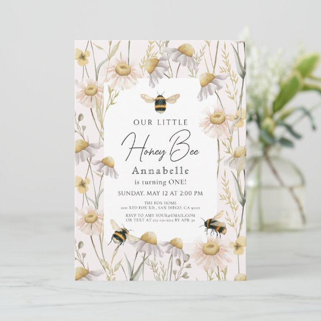 Invitación Pequeña Abeja Chamomile Rosa Primer cumpleaños (Anverso de pie)