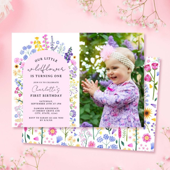 Invitación Pequeña bebé de flores silvestres, primera foto de (Little Wildflower Baby Girl 1st Birthday Photo Invitation)