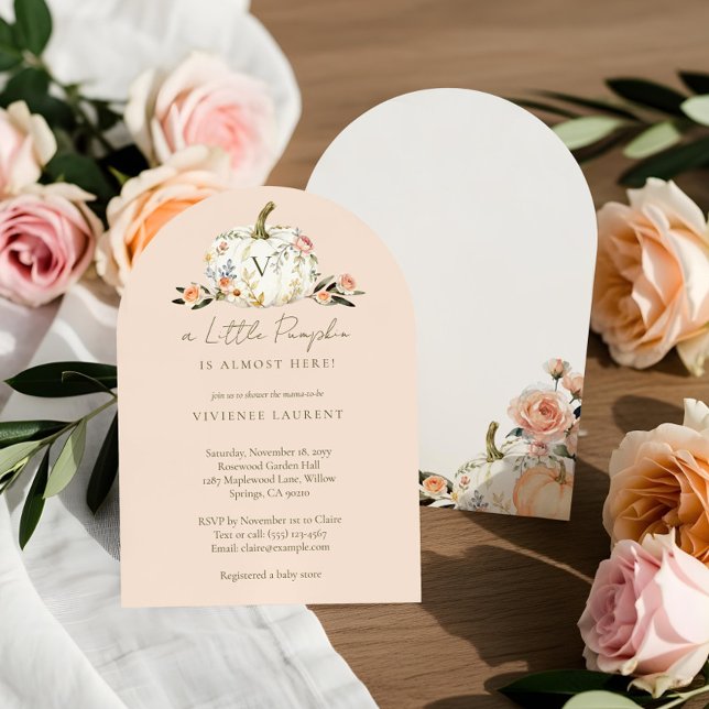 Invitación Pequeña calabaza en el camino del Baby Shower flor (Little Pumpkin on the Way Pink Floral Baby Shower Invitation)