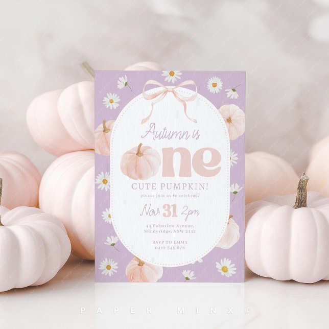 Invitación Pequeña Calabaza Primer Cumpleaños Daisies Morado (One Cute Pumpkin! Girl's 1st birthday invitation with purple background, pumpkins and daisy flowers.)