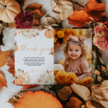 Invitación Pequeña Calabaza Primer Cumpleaños Foto Gracias Ta<br><div class="desc">Presentamos nuestra tarjeta de agradecimiento de la foto del primer cumpleaños de la calabaza pequeña, diseñada para agregar un toque personal y encantador a sus notas de gratitud. Con un adorable diseño de calabaza y colores cálidos de otoño, esta tarjeta incluye espacio para una foto especial de su pequeño. Perfecto...</div>