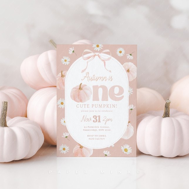 Invitación Pequeña Calabaza Primer Día Daisies de Abeja Rosa (One Cute Pumpkin Girl's 1st birthday Invitation in pink with pumpkins, daisies and bow. )