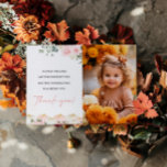 Invitación Pequeña Calabaza Primera Fiesta de Cumpleaños Tarj<br><div class="desc">Captura la memoria del día especial de tu pequeño con nuestra **Pequeña Calabaza Primera Fiesta de Cumpleaños Foto Gracias Cartas**. Estas tarjetas están bellamente diseñadas con un tema de calabaza de otoño y proporcionan un espacio para incluir una foto de la celebración del cumpleaños, añadiendo un toque personal que los...</div>