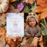 Invitación Pequeña Calabaza Primera Foto de fiesta de cumplea<br><div class="desc">Invite a sus invitados a una celebración memorable con nuestras **Invitaciones a la Fiesta del Primer Cumpleaños de la Calabaza**. Estas invitaciones, muy bien elaboradas, mezclan un encantador tema de calabaza con un toque personal, con un espacio para incluir una foto de tu pequeño. Decoradas con colores otoñales festivos y...</div>