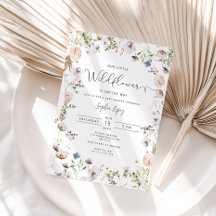 Pequeña flor silvestre está en camino a la ducha d