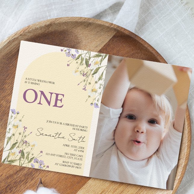 Invitación Pequeña flor silvestre estética 1er cumpleaños fot (Photo Little Wildflower 1st birthday invitation)