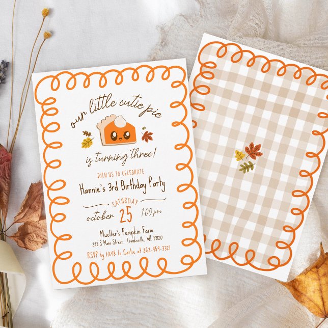 Invitación Pequeña Mano De Pie De Cutie Dibuja Fiesta De Cump (Cute Little Cutie Pie pumpkin spice season Fall leaves hand drawn gingham birthday party invitation )