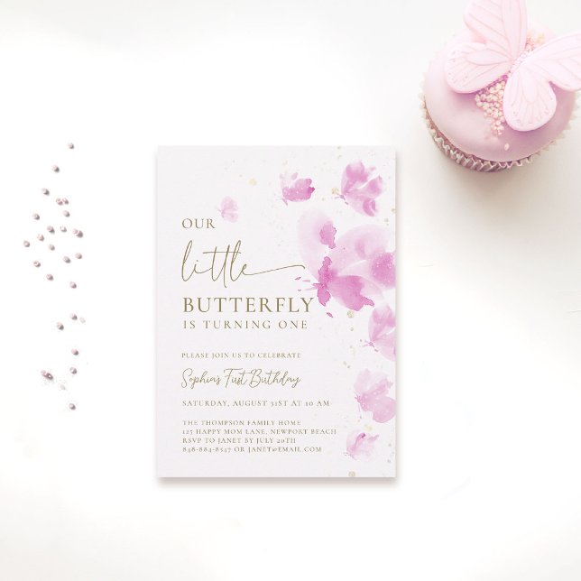 Invitación Pequeña mariposa rosada presupuesto primer cumplea (butterfly themed 1st birthday invitation girls pink watercolor one year fluttered by budget)