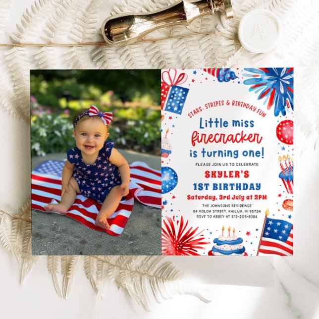 Invitación Pequeña Miss Firecracker el 4 de julio (Watercolor Little Miss Firecracker Fireworks Patriotic Girl 4th of July 1st Birthday Invitation)
