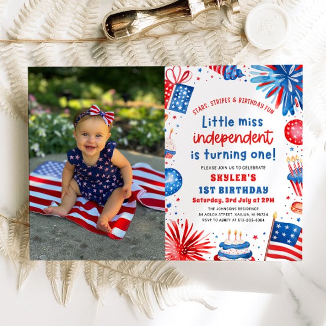Invitación Pequeña Miss Independiente 4 de Julio (Watercolor Fireworks Patriotic Little Miss Independent 4th of July Girl 1st Birthday Invitation)