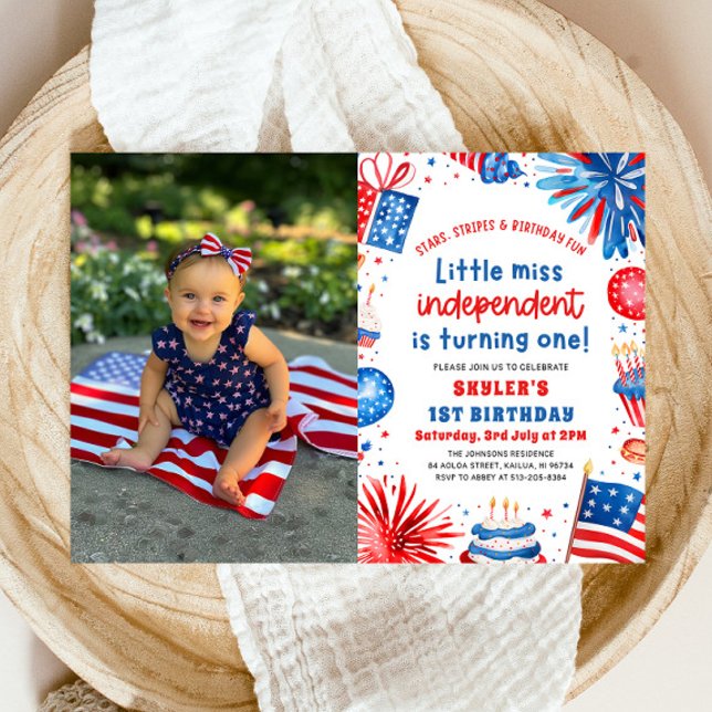 Invitación Pequeña Miss Independiente 4 de Julio (Watercolor Fireworks Patriotic Little Miss Independent 4th of July Girl 1st Birthday Invitation)