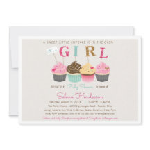 Pequeña torta es un Chica, rociador o ducha de beb