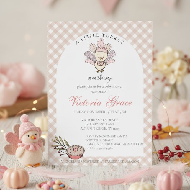 Invitación Pequeña Turquía Chica de otoño en Baby Shower (Cute November Baby Shower. Little Turkey Thanksgiving Baby Shower Invitations. Tan Gingham Pattern)