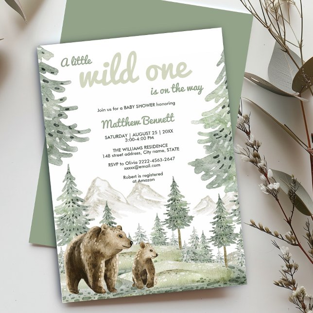 Invitación Pequeño bebé salvaje con ducha de bosque (Rustic baby shower invite with sage green watercolor forest and bear design. Ideal for woodland
)