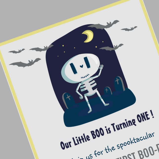 Invitación Pequeño Boo Skeleton Cute Halloween 1er cumpleaños (Halloween-1st-Birthday-Invitation-Little-boo-Cute-Skeleton-grey-1)