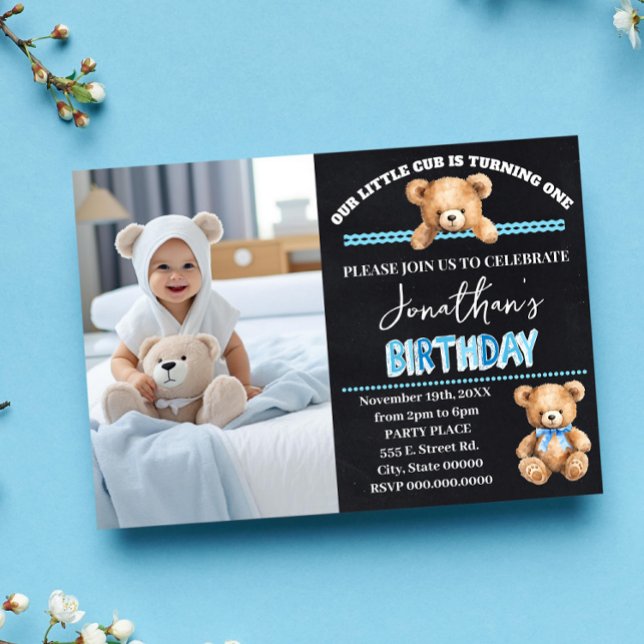 Invitación Pequeño cachorro que vuelve un oso de peluche azul (Subido por el creador)