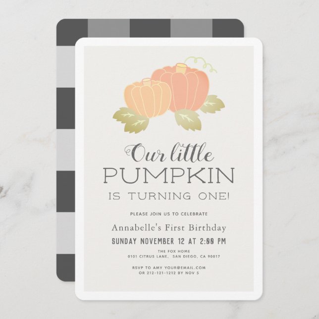 Invitación Pequeño calabaza Beige Negro Gingham Primer cumple (Anverso / Reverso)
