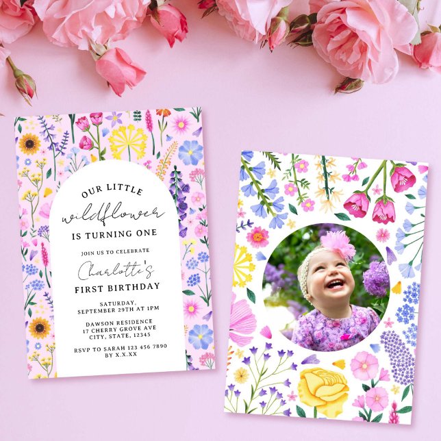 Invitación Pequeño Chica de Flor Silvestre Primera foto rosa  (Little Wildflower Girl First Birthday Pink Photo Invitation)
